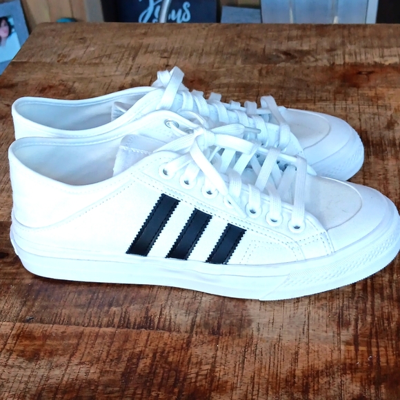 ADIDAS COLLAPSIBLE NIZZA LOW 'WHITE BLACK' SIZE 8 NWOT - Picture 1 of 7